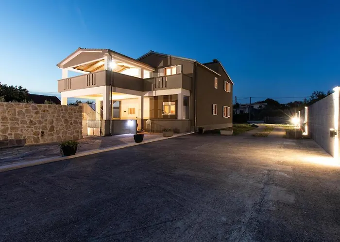 5 Bedroom Gorgeous In Prázdninový dům Podlug