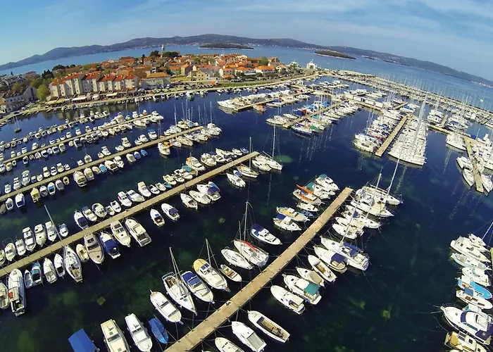 5 Bedroom Gorgeous In Prázdninový dům *