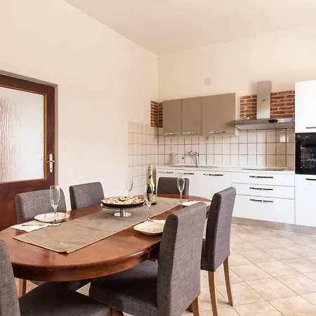 5 Bedroom Gorgeous In Casa vacanze