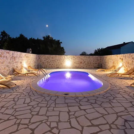 5 Bedroom Gorgeous In